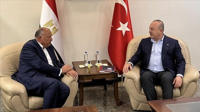 وزير الخارجية التركي مولود جاويش أوغلو ووزير الخارجية المصري سامح شكري، 27 شباط 2023 (الأناضول)