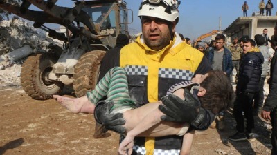 فرق الدفاع المدني (الخوذ البيضاء) تنقذ طفل في منطقة جندريس شمالي حلب، 8 شباط/فبراير 2023 (الخوذ البيضاء)