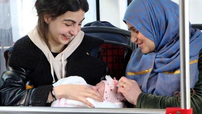 أمينة خليل ورضيعتها برفقة الممرضة نيفين كاراكايا (DHA)