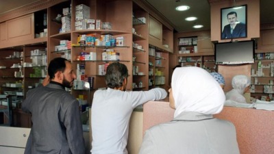 لضغف القدرة الشرائية.. السوريون يشترون كل شيء بكمية قليلة حتى الأدوية (AFP)