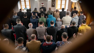 المسلمون في عدة دول أوروبية يقيمون صلاة الغائب على ضحايا زلزال سوريا وتركيا (الأناضول)