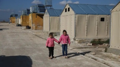 طفلتان أمام الخيام التي أرسلتها إيكيا لإغاثة الشمال السوري والجنوب التركي