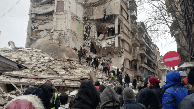 بناء مدمر من جراء الزلزال في أحد أحياء مدينة حلب - (إندبندنت عربية)