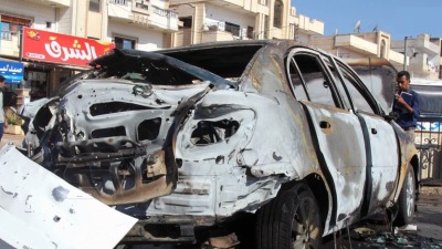 آثار انفجار سابق لعبوة ناسفة بسيارة عند دوار خربة غزالة على مدخل مدينة درعا - 30 تموز 2022 (سانا)