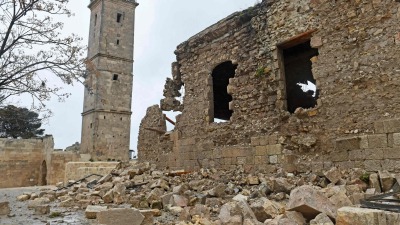 تصدع مئذنة المسجد الأيوبي داخل قلعة حلب جراء الزلزال (بوابة الشرق)