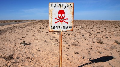 صورة تعبيرية للافتة تحذر من وجود حقل ألغام – رويترز