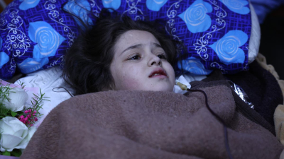 الطفلة السورية "شام" تدخل الأراضي التركية لتلقي العلاج