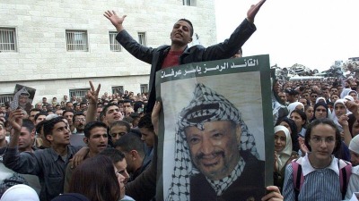فلسطينيون يحملون صورة الزعيم الفلسطيني ياسر عرفات ـ GETTY IMAGES