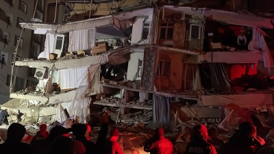 انهيار مبنى بولاية دياربكر القريبة من موقع الزلزال