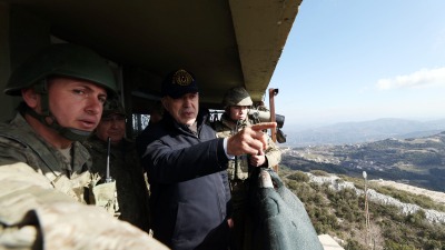 وزير الدفاع التركي خلوصي أكار أثناء زيارته لمعبر يايلاداغي الحدودي مع سوريا بولاية هاتاي (الأناضول)
