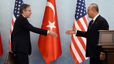 وزير الخارجية التركية مولود جاويش أوغلو في مؤتمر صحفي مشترك مع نظيره الأميركي أنتوني بلينكن (الأناضول)