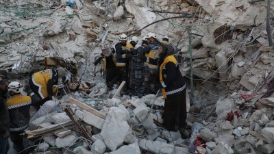 عمليات البحث عن عالقين تحت الأنقاض في سلقين شمال غربي سوريا (الدفاع المدني السوري)