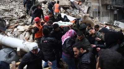 أثناء محاولة إنقاذ العالقين تحت الأنقاض في مدينة حلب (تويتر)
