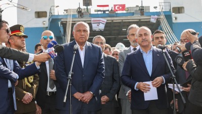 وزيرا خارجية مصر سامح شكري وتركيا مولود جاويش أوغلو في ميناء مرسين (الخارجية التركية)