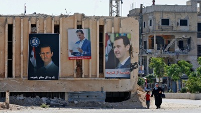صور بشار الأسد معلقة على مركز انتخابي في مدينة دوما - التاريخ: 26 أيار 2021