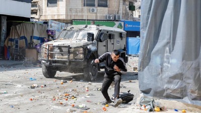 مركبة عسكرية تابعة لقوات الاحتلال الإسرائيلي داخل البلدة القديمة في مدينة نابلس، الضفة الغربية، 22 شباط/فبراير 2023 (رويترز)