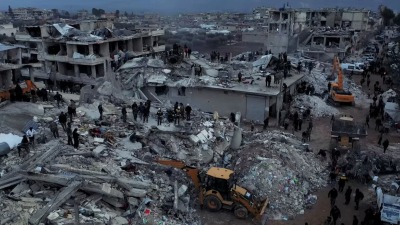 أبنية مدمرة في حلب وفرق الإنقاذ المنتشرة فيها - التاريخ: 7 شباط 2023