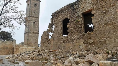 أحد أبراج قلعة حلب بعد تعرضها لأضرار جسيمة بسبب الزلزال 