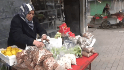امرأة سورية تبيع على بسطة لتأمين لقمة العيش 