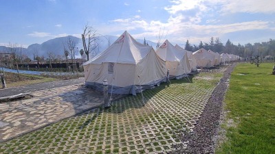مخيمات إيواء تضم سوريين للناجين من الزلزال في هاتاي (تلفزيون سوريا)