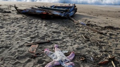قطع من القارب وملابس من حطام قارب طالبي اللجوء (رويترز)