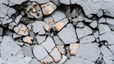 لوحة للفنان هيثم صايغ تعاطفاً مع ضحايا الزلزال العالقين بين الأنقاض