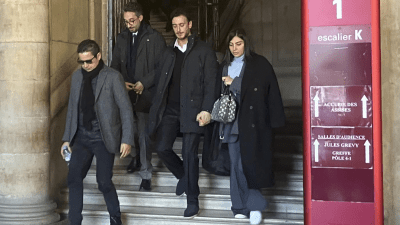 سعد المجرد وزوجته أثناء خروجهما من المحكمة الجنائية في باريس - AP