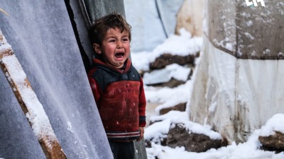 طفل يبكي أمام بجانب خيمة ذويه شمالي حلب (تلفزيون سوريا)