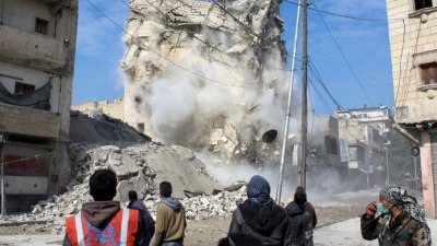 سقوط مبنى تأثر بالزلزال في مدينة حلب (رويترز)