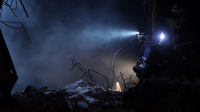 فرق الدفاع المدني تبحث عن ناجين بين الأنقاض في جندريس بريف حلب الشمالي، فجر الجمعة 10 شباط 2023 (الدفاع المدني السوري)