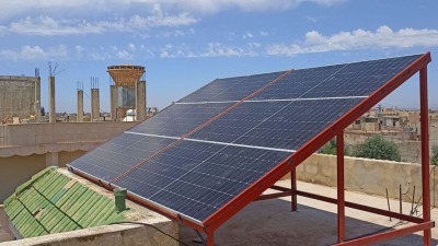 ألواح شمسية مركبة على أسطح إحدى الأبنية في درعا – (الطاقة الشمسية في سوريا وأسعارها/ فيس بوك)