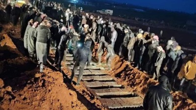 دفن 50 شخصاً قضوا بالزلزال في حارم بريف إدلب في مقبرة جماعية (فيس بوك)