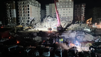 جانب من عمليات الإنقاذ في مدينة أنطاكيا مركز ولاية هاتاي التركية، جنوب تركيا، 10 شباط/فبراير 2023 (تلفزيون سوريا)