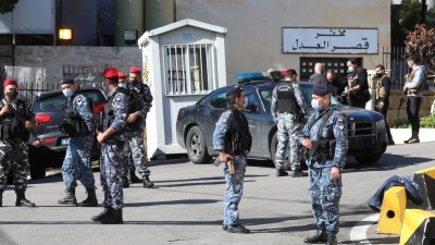 عناصر من الشرطة اللبنانية أمام مركز احتجاز في مجمع محكمة بعبدا - 21 من تشرين الثاني 2020 (AFP)