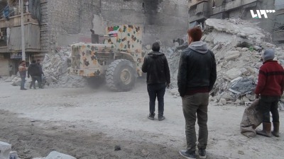 جرافة تابعة للميليشيات الإيرانية تهدم مبنى سكني في حلب (تلفزيون سوريا)