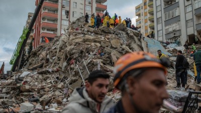 آثار الدمار الذي خلفه زلزال تركيا وفرق الإنقاذ وهي تعمل في المناطق المتضررة - المصدر: الإنترنت
