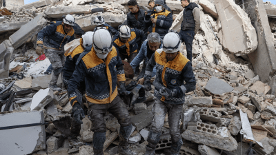 عناصر من الخوذ البيضاء ينتشلون ضحايا الزلزال في شمال غربي سوريا - أ ف ب