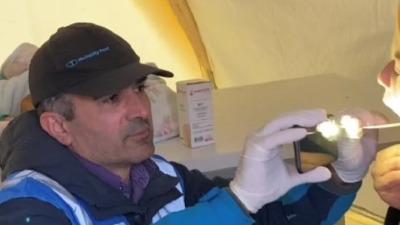 الطبيب عاصم سليم وهو يقدم الرعاية الطبية لضحايا الزلزال في تركيا