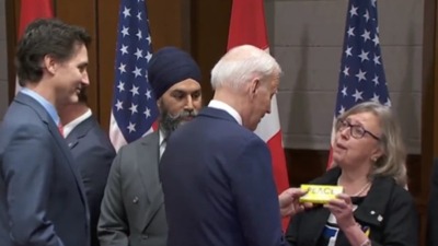 زعيمة جزب الخضر الكندي أليزابيت ماي تهدي شوكولاتة سورية للرئيس الامريكي جو بايدن (فيديو)