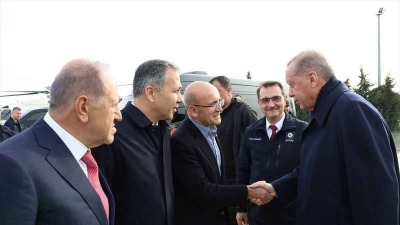 الرئيس التركي رجب طيب أردوغان يصافح وزير المالية التركي السابق محمد شيمشك (وسائل إعلام تركية)