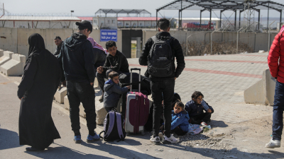 سوريون عائدون من تركيا على معبر باب الحمام الحدودي ـ رويترز