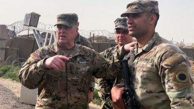 رئيس هيئة الأركان الأميركية المشتركة مارك ميلي مع جنود أميركيون شمال شرقي سوريا، 4 آذار  2023 (رويترز)