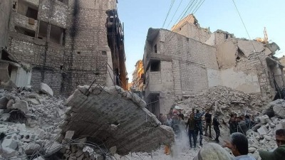 صورة أرشيفية لانهيار بناء متصدع في حي الصالحين بحلب (فيس بوك)