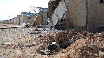 بقايا صواريخ أرض ـ أرض محملة بقنابل عنقودية استهدفت تجمعاً للمخيمات غربي إدلب – 6 تشرين الثاني 2022 (الدفاع المدني السوري)