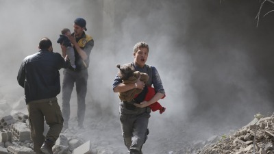"الدفاع المدني" ينتشل أطفالاً من تحت ركام تسبب به قصف لقوات النظام وروسيا على شمال غربي سوريا (فيس بوك/الدفاع المدني السوري)