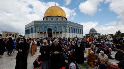 فلسطينيون يؤدون صلاة الجمعة الثانية من رمضان في المسجد الأقصى بالقدس، 31 آذار 2023 (رويترز)