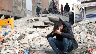 رجل يبكي أحباءه في الوقت الذي تواصل فيه فرق الإنقاذ عملياتها في ديار بكر- التاريخ 8 شباط 2023