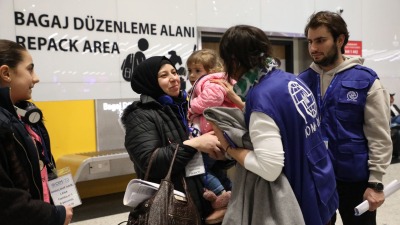 موظفون من وكالة الهجرة التابعة للأمم المتحدة يستقبلون عائلات سورية في مدريد، 4 آذار 2023 (IMO)