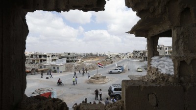 نقطة عسكرية للنظام السوري بالقرب من ساحة في مدينة درعا (AFP)