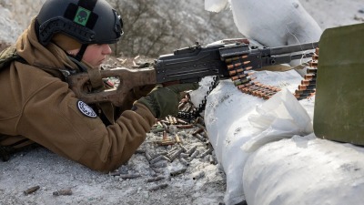 جندية أوكرانية تتدرب على القتال في الدونباس شرقي أوكرانيا بتاريخ 24 شباط 2023